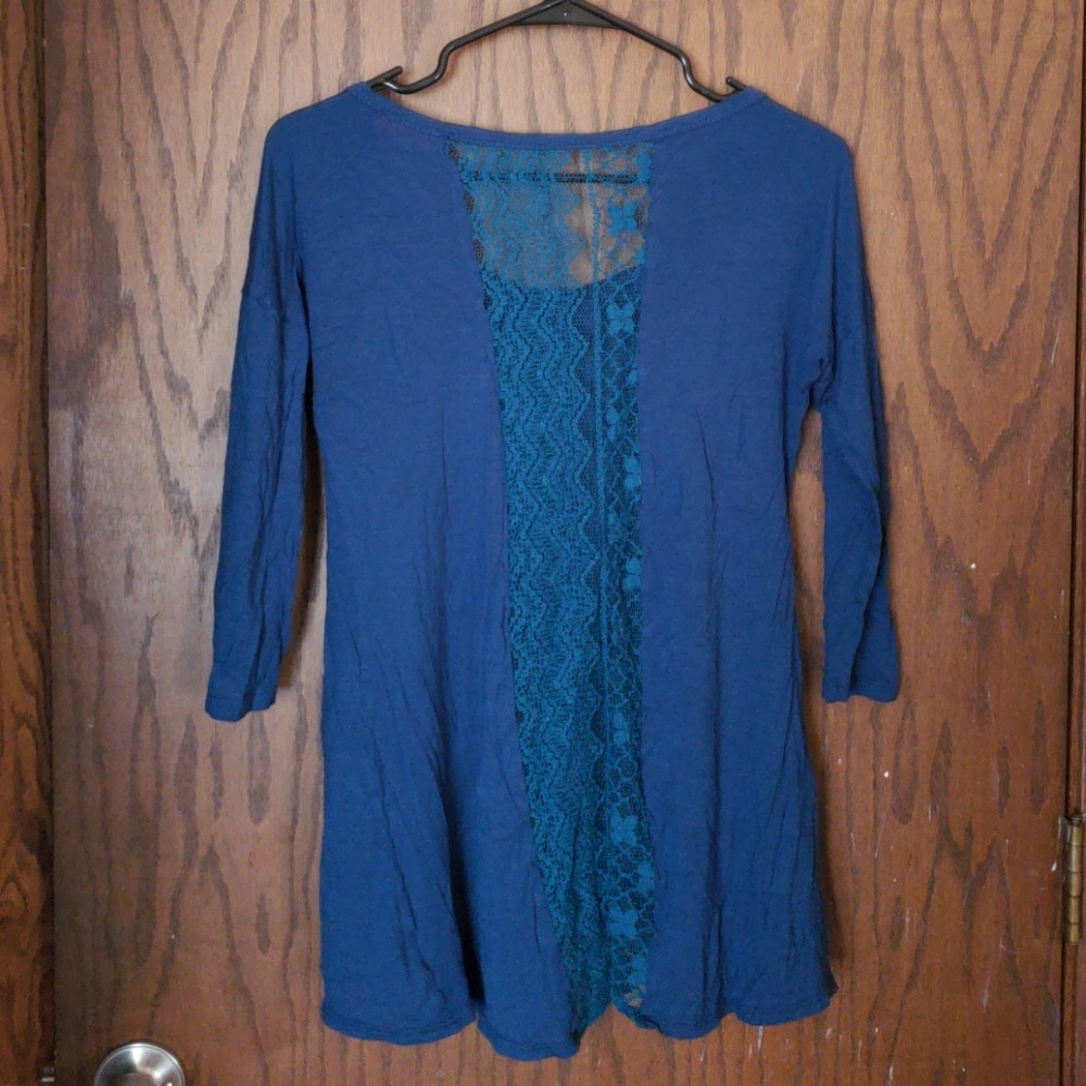 Lace backed 3/4 sleeve blue shirt